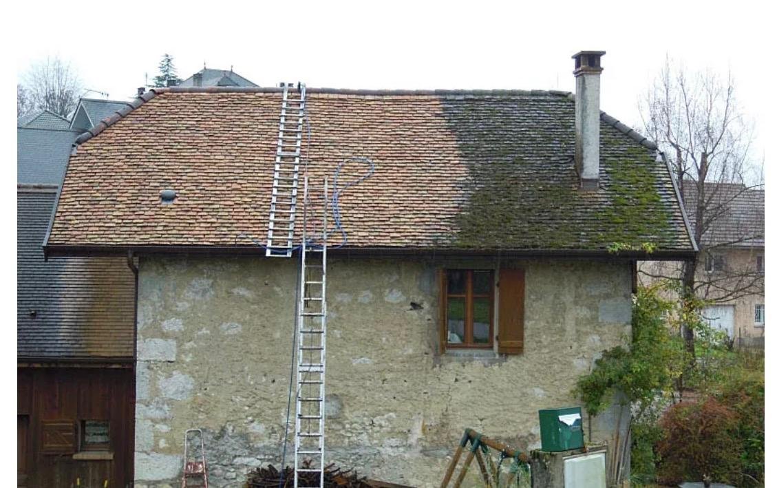 Toiture de longère en tuiles plates, moitié démoussée et moitié encore envahie par la mousse — ND Couverture, couvreur en Indre-et-Loire