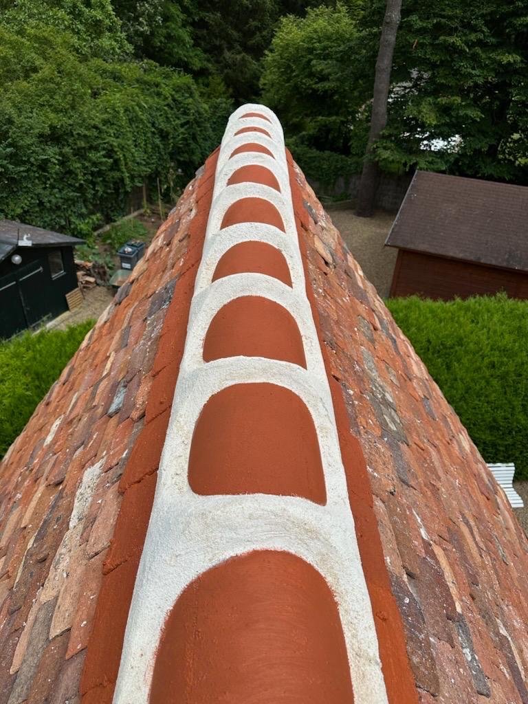 Faîtage en tuiles rondes rejointoyé au mortier de chaux sur une toiture en tuiles plates anciennes — ND Couverture, couvreur en Indre-et-Loire