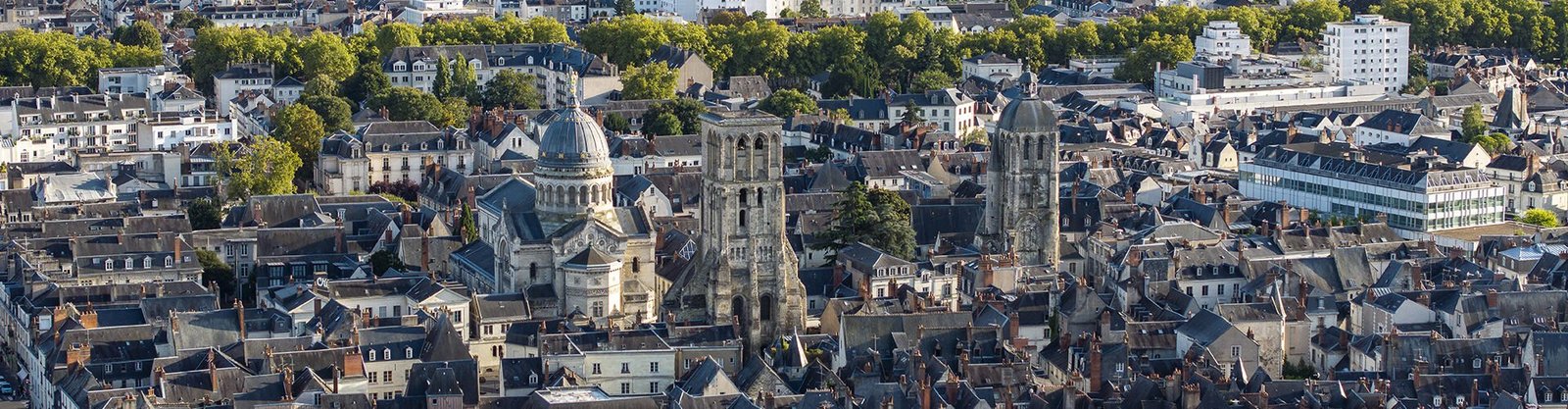 Vue aérienne des toitures du Vieux-Tours : ardoises, tuiles, lucarnes et souches de cheminée autour de la tour Charlemagne et de la tour de l’Horloge